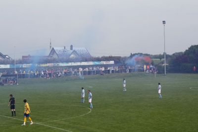 Fans des 1. FC
Die Fans des 1. FC traf die Niederlage ihrer Mannschaft schwer. Ihre Attacken sorgten fr mehrere Spielunterbrechungen und konnten nur durch ein masives Aufgebot von Polizei und Sicherheitskrften eingegrenzt werden.

