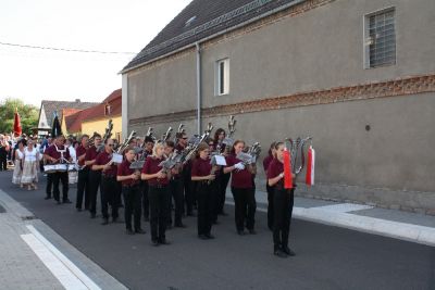 Der Umzug von Gerstewitz nach Zorbau
Traditionell laufen im Umzug die Vereine der Gemeinde, die Freiwillige Feuerwehr und die Schützen aus Granschütz. Begleitet wurde der Umzug dieses Mal von der Schalmeienkapelle aus Taucha.
