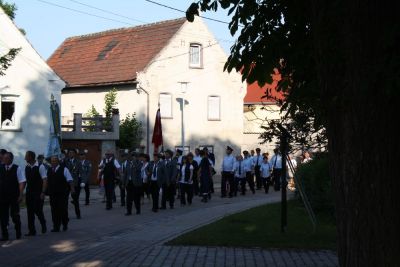 Der Umzug von Gerstewitz nach Zorbau
Traditionell laufen im Umzug die Vereine der Gemeinde, die Freiwillige Feuerwehr und die Schützen aus Granschütz. Begleitet wurde der Umzug dieses Mal von der Schalmeienkapelle aus Taucha.

