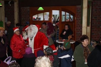 Weihnachtsmann
Schnell war der Weihnachtsmann von Kindern umringt, an die er Geschenke verteilte.
