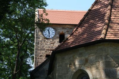 Neues Ziffernblatt und Zeiger
Seit Mai 2011 ist die Uhr der Marienkirche wieder in Betrieb. Das seit Jahrzehnten still stehende mechanische Uhrwerk, wurd durch eine moderne Funkuhr mit Quarzwerk ersetzt.
