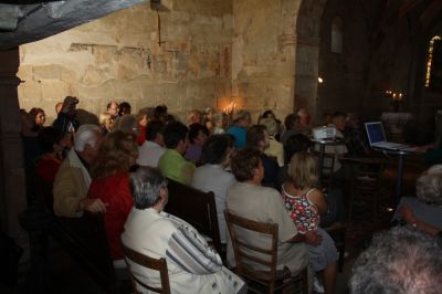 Die Gäste verfolgen den Vortrag
Mucksmäuschenstill verfolgen die zahlreichen Besucher den Ausführungen über ihre Marienkirche.
