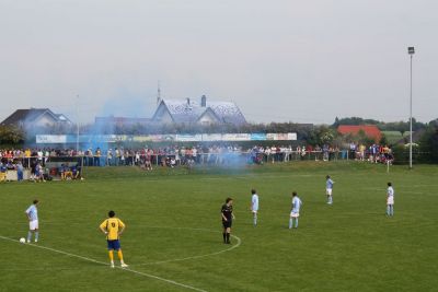 Fans des 1. FC
Die Fans des 1. FC traf die Niederlage ihrer Mannschaft schwer. Ihre Attacken sorgten fr mehrere Spielunterbrechungen und konnten nur durch ein masives Aufgebot von Polizei und Sicherheitskrften eingegrenzt werden.
