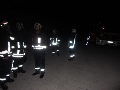 Zorbauer Kameraden bei der Ankunft beim Bitumenwerk
Nach den Feuerwehren aus Granschtz, Hohenmlsen und Taucha wurde auch die Zorbauer Feuerwehr zum Einsatz gerufen.
