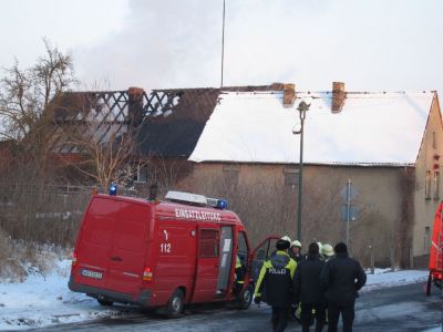 Ausgebrannter Dachstuhl
Blick auf den ausgebrannten Dachstuhl des Hauses
