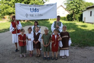 Uda und ihr Gefolge
Kinder der Gemeinde Zorbau spielen historische Figuren. Uda starb 1088 in Zorbau und wurde in Goseck begraben, so der erste urkundliche Nachweis des Ortes Zorbau. 

