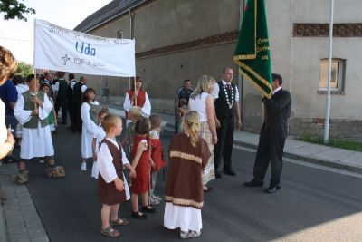 Der Umzug von Gerstewitz nach Zorbau
Traditionell laufen im Umzug die Vereine der Gemeinde, die Freiwillige Feuerwehr und die Schtzen aus Granschtz. Begleitet wurde der Umzug dieses Mal von der Schalmeienkapelle aus Taucha.
