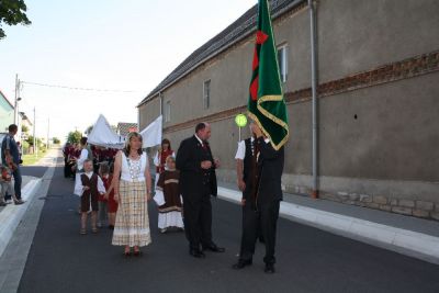 Der Umzug von Gerstewitz nach Zorbau
Traditionell laufen im Umzug die Vereine der Gemeinde, die Freiwillige Feuerwehr und die Schtzen aus Granschtz. Begleitet wurde der Umzug dieses Mal von der Schalmeienkapelle aus Taucha.
