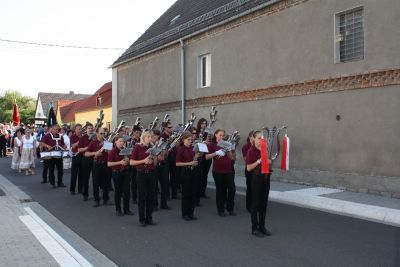 Der Umzug von Gerstewitz nach Zorbau
Traditionell laufen im Umzug die Vereine der Gemeinde, die Freiwillige Feuerwehr und die Schtzen aus Granschtz. Begleitet wurde der Umzug dieses Mal von der Schalmeienkapelle aus Taucha.
