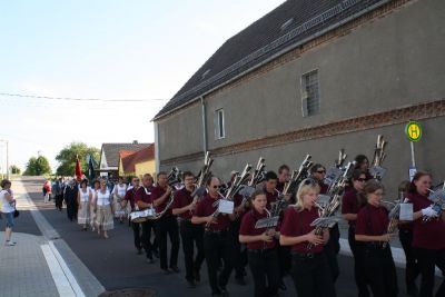Der Umzug von Gerstewitz nach Zorbau
Traditionell laufen im Umzug die Vereine der Gemeinde, die Freiwillige Feuerwehr und die Schtzen aus Granschtz. Begleitet wurde der Umzug dieses Mal von der Schalmeienkapelle aus Taucha.
