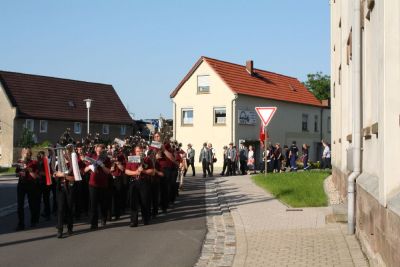 Der Umzug von Gerstewitz nach Zorbau
Traditionell laufen im Umzug die Vereine der Gemeinde, die Freiwillige Feuerwehr und die Schtzen aus Granschtz. Begleitet wurde der Umzug dieses Mal von der Schalmeienkapelle aus Taucha.
