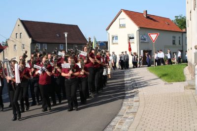 Der Umzug von Gerstewitz nach Zorbau
Traditionell laufen im Umzug die Vereine der Gemeinde, die Freiwillige Feuerwehr und die Schtzen aus Granschtz. Begleitet wurde der Umzug dieses Mal von der Schalmeienkapelle aus Taucha.
