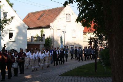 Der Umzug von Gerstewitz nach Zorbau
Traditionell laufen im Umzug die Vereine der Gemeinde, die Freiwillige Feuerwehr und die Schtzen aus Granschtz. Begleitet wurde der Umzug dieses Mal von der Schalmeienkapelle aus Taucha.
