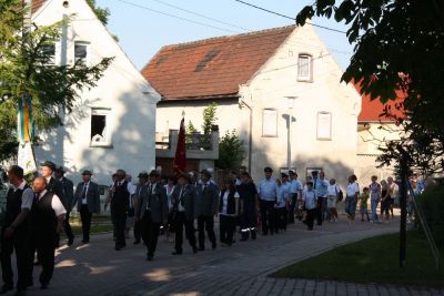Der Umzug von Gerstewitz nach Zorbau
Traditionell laufen im Umzug die Vereine der Gemeinde, die Freiwillige Feuerwehr und die Schtzen aus Granschtz. Begleitet wurde der Umzug dieses Mal von der Schalmeienkapelle aus Taucha.
