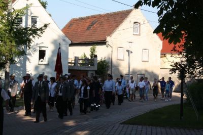 Der Umzug von Gerstewitz nach Zorbau
Traditionell laufen im Umzug die Vereine der Gemeinde, die Freiwillige Feuerwehr und die Schtzen aus Granschtz. Begleitet wurde der Umzug dieses Mal von der Schalmeienkapelle aus Taucha.
