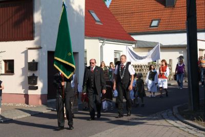 Der Umzug von Gerstewitz nach Zorbau
Traditionell laufen im Umzug die Vereine der Gemeinde, die Freiwillige Feuerwehr und die Schtzen aus Granschtz. Begleitet wurde der Umzug dieses Mal von der Schalmeienkapelle aus Taucha.

