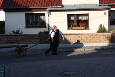 In Zorbau wartet der Maibaum
Traditionell laufen im Umzug die Vereine der Gemeinde, die Freiwillige Feuerwehr und die Schtzen aus Granschtz. Begleitet wurde der Umzug dieses Mal von der Schalmeienkapelle aus Taucha.
