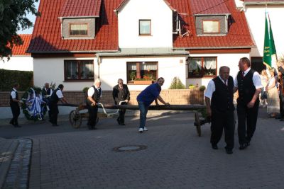 Der Umzug von Gerstewitz nach Zorbau
Traditionell laufen im Umzug die Vereine der Gemeinde, die Freiwillige Feuerwehr und die Schtzen aus Granschtz. Begleitet wurde der Umzug dieses Mal von der Schalmeienkapelle aus Taucha.
