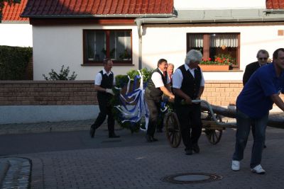 Der Umzug von Gerstewitz nach Zorbau
Traditionell laufen im Umzug die Vereine der Gemeinde, die Freiwillige Feuerwehr und die Schtzen aus Granschtz. Begleitet wurde der Umzug dieses Mal von der Schalmeienkapelle aus Taucha.
