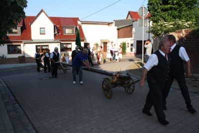 Der Umzug von Gerstewitz nach Zorbau
Traditionell laufen im Umzug die Vereine der Gemeinde, die Freiwillige Feuerwehr und die Schtzen aus Granschtz. Begleitet wurde der Umzug dieses Mal von der Schalmeienkapelle aus Taucha.
