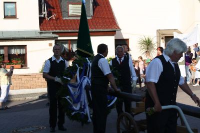 Der Umzug von Gerstewitz nach Zorbau
Traditionell laufen im Umzug die Vereine der Gemeinde, die Freiwillige Feuerwehr und die Schtzen aus Granschtz. Begleitet wurde der Umzug dieses Mal von der Schalmeienkapelle aus Taucha.
