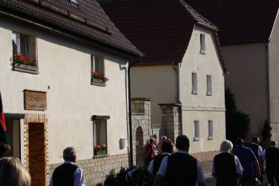 Der Umzug von Gerstewitz nach Zorbau
Traditionell laufen im Umzug die Vereine der Gemeinde, die Freiwillige Feuerwehr und die Schtzen aus Granschtz. Begleitet wurde der Umzug dieses Mal von der Schalmeienkapelle aus Taucha.
