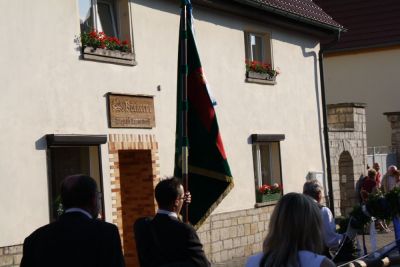 Der Umzug von Gerstewitz nach Zorbau
Traditionell laufen im Umzug die Vereine der Gemeinde, die Freiwillige Feuerwehr und die Schtzen aus Granschtz. Begleitet wurde der Umzug dieses Mal von der Schalmeienkapelle aus Taucha.
