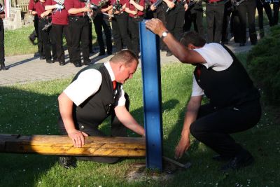 Maibaumsetzen
Auf dem Anger angekommen ist es die erste Handlung des Zorbauer Heimatvereins, den Maibaum aufzustellen.
