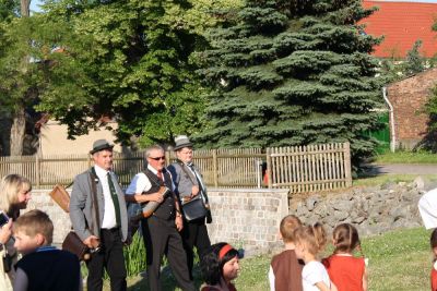 Maibaumsetzen
Auf dem Anger angekommen ist es die erste Handlung des Zorbauer Heimatvereins, den Maibaum aufzustellen.
