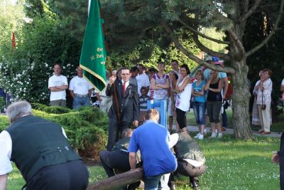 Maibaumsetzen
Auf dem Anger angekommen ist es die erste Handlung des Zorbauer Heimatvereins, den Maibaum aufzustellen.
