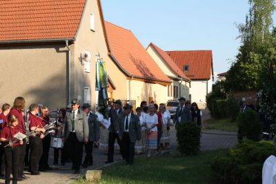 Maibaumsetzen
Auf dem Anger angekommen ist es die erste Handlung des Zorbauer Heimatvereins, den Maibaum aufzustellen.
