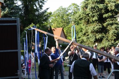 Maibaumsetzen
Auf dem Anger angekommen ist es die erste Handlung des Zorbauer Heimatvereins, den Maibaum aufzustellen.
