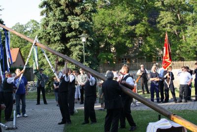 Maibaumsetzen
Auf dem Anger angekommen ist es die erste Handlung des Zorbauer Heimatvereins, den Maibaum aufzustellen.

