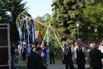 Maibaumsetzen
Auf dem Anger angekommen ist es die erste Handlung des Zorbauer Heimatvereins, den Maibaum aufzustellen.
