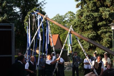 Maibaumsetzen
Auf dem Anger angekommen ist es die erste Handlung des Zorbauer Heimatvereins, den Maibaum aufzustellen.
