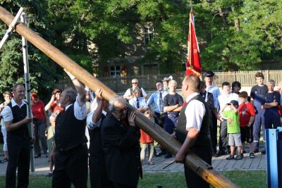 Maibaumsetzen
Auf dem Anger angekommen ist es die erste Handlung des Zorbauer Heimatvereins, den Maibaum aufzustellen.
