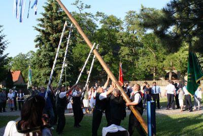 Maibaumsetzen
Auf dem Anger angekommen ist es die erste Handlung des Zorbauer Heimatvereins, den Maibaum aufzustellen.
