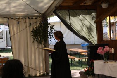Gottesdienst im Festzelt
