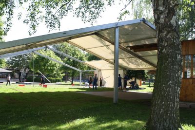 Mitglieder des Heimatvereins und Helfer beim Zeltabbau
Das Gelingen des Festangers hngt besonders von dem freiwilligen Einsatz vieler Zorbauer ab.

