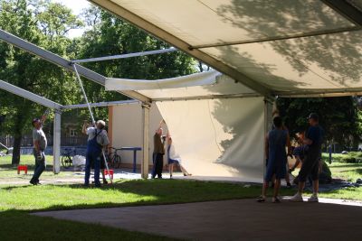 Zeltabbau nach dem Festanger
Viele Tage freiwillige Arbeit sind notwendig, damit der Festanger gelingt. Fr den Auf- und Abbau des riesigen Festzeltes wird allein ein ganzer Tag bentigt.
