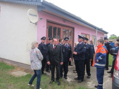 Am alten Feuerwehrhaus in Gerstewitz
Hier treffen sich die Vereine fr den Umzug.
