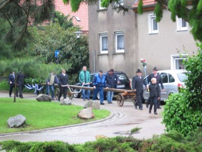 Der Maibaum kommt
Der Maibaum trifft auf dem Festanger ein.
