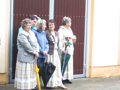 Zuschauer beim Aufrichten des Maibaums
