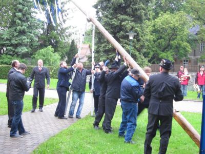 Aufrichten des Maibaums
