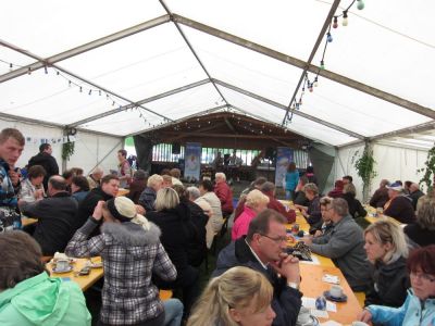 Blick in das Festzelt bei den Waldspitzbuben aus Thringen
