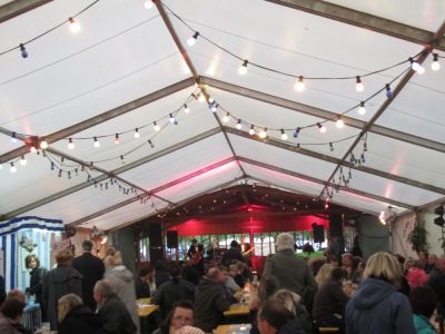 Blick ins Zelt bei den butlers

