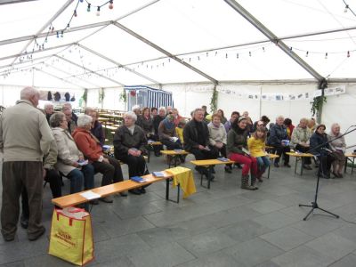 Gottesdienst im Festzelt
