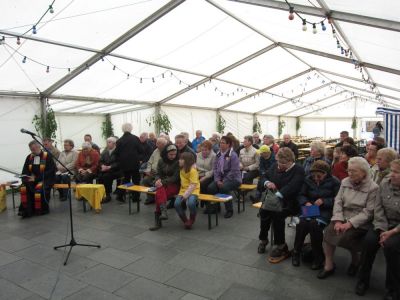 Gottesdienst im Festzelt
