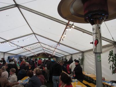 Blick ins Festzelt am Sonntagnachmittag
