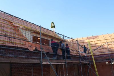 Richtkranz
Blick auf den Richtkranz. Am Dach werden noch letzte Arbeiten erledigt.

